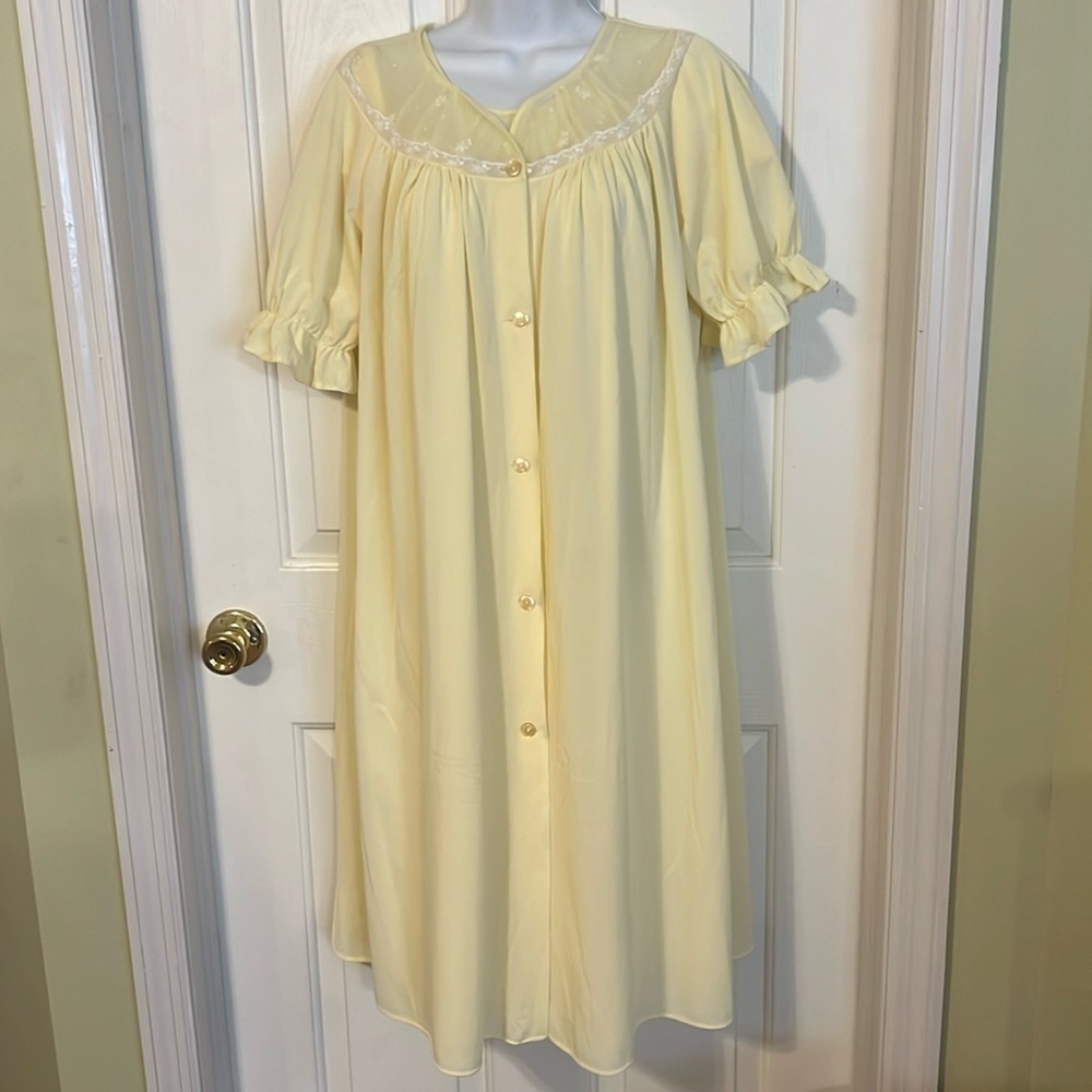 Shadowline vintage robe and nightgown. Size S. Preowned, good condition.